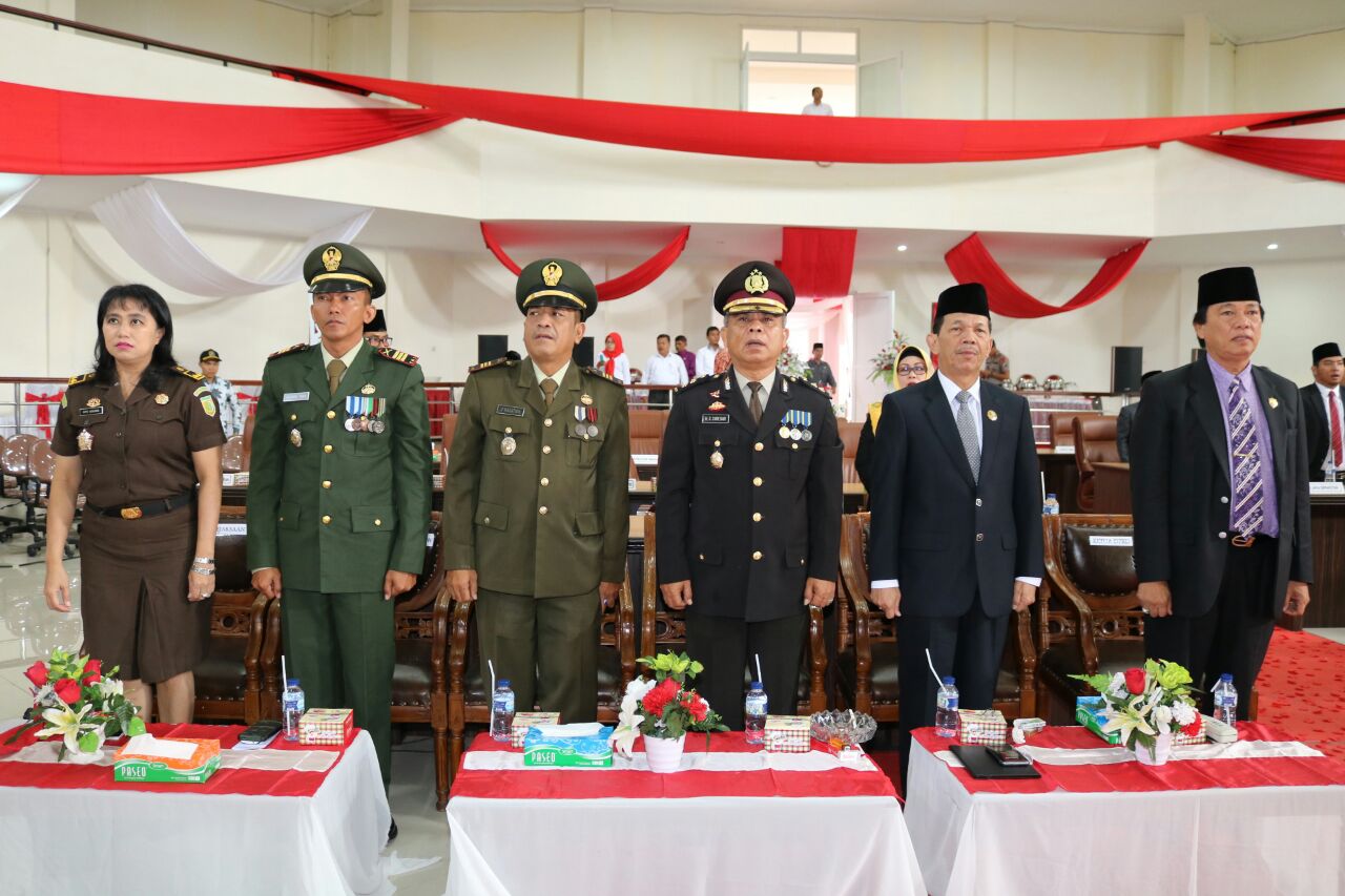 Bupati Tapsel Mendengarkan Pidato Kenegaraan Presiden RI